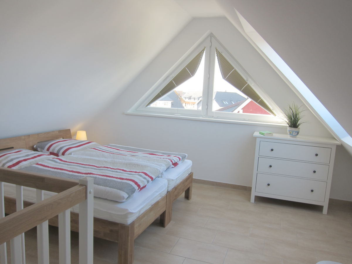 Schlafzimmer mit zusammenstellbaren Einzelbetten