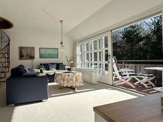 helles Wohnzimmer mit Ausgang zum Balkon