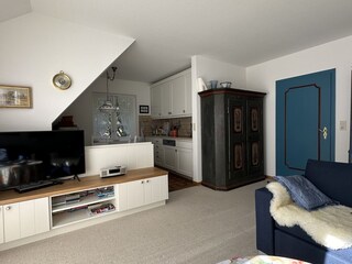 Blick zum Küchenbereich mit Flat-TV