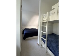 Etagenbett (2 x 100x200) mit Blick ins Schlafzimmer