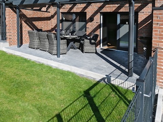 Terrasse mit 8 Gartensesseln