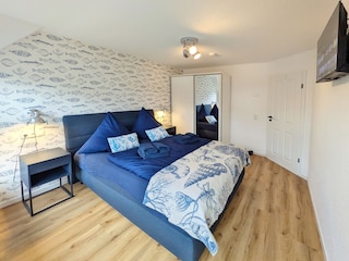 2. Schlafzimmer Boxspringbett 160x200 cm 1. OG