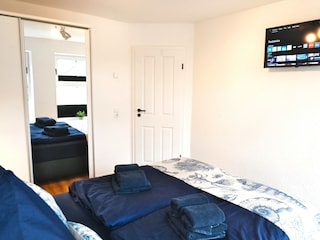 2. Schlafzimmer Boxspringbett 160x200 cm 1. OG