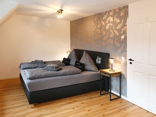 3. Schlafzimmer Boxspringbett 180x200 cm 1. OG