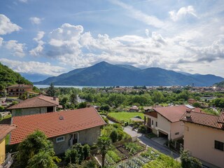 Herrliche Sicht auf Cannobio, den See und die umliegenden Berge