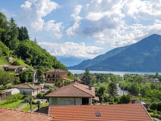 Herrliche Sicht auf Cannobio, den See und die umliegenden Berge