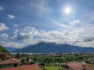 Herrliche Sicht auf Cannobio, den See und die umliegenden Berge