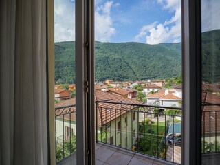 Schlafzimmer mit Doppelbett und Ausgang auf einen der Balkone