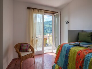 Schlafzimmer mit 2 Einzelbetten und Ausgang auf einen der Balkone