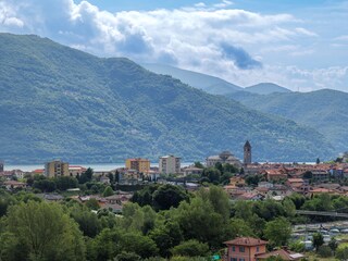 Wunderschöne Sicht auf Cannobio, den See und die umliegenden Berge