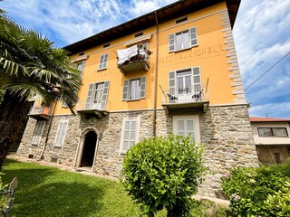 Teilansicht des Gauses vom Garten aus