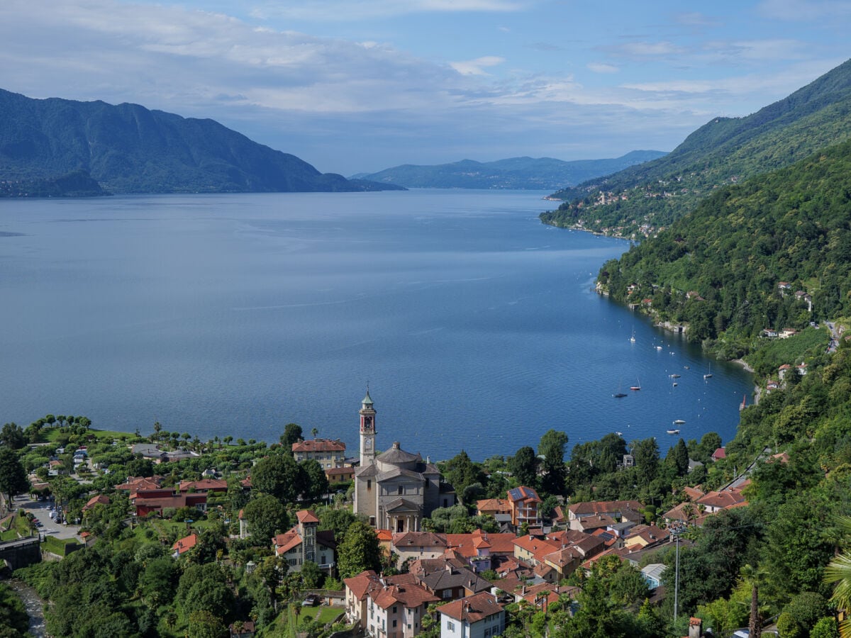 Fantastische Sicht auf den See und die Berge