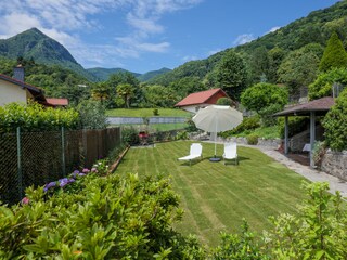 Ca. 1000 m² großer Gemeinschaftsgarten mit Liegemöglichkeiten und Barbecue