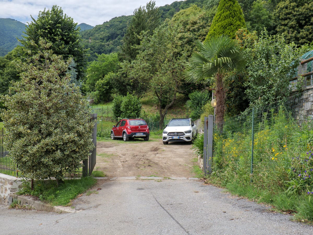 Ca. 20 m entfernter abgeschlossener Privatparkplatz