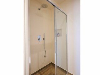 Badezimmer mit großer Dusche und Bidet