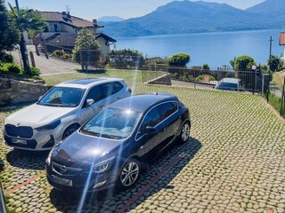 Ca. 20 m entfernter abgeschlossener Privatparkplatz