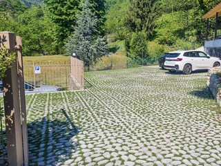 Ca. 20 m entfernter abgeschlossener Privatparkplatz