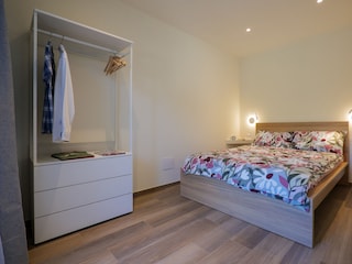 Eins von zwei Schlafzimmern mit Doppelbett