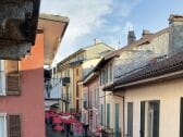 Balkon mit Sitzgelegenheit für 2 Personen und Blick auf die romantische Gasse