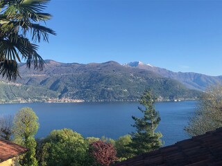 Gigantische Sicht auf den See und das gegenüber liegende Ufer