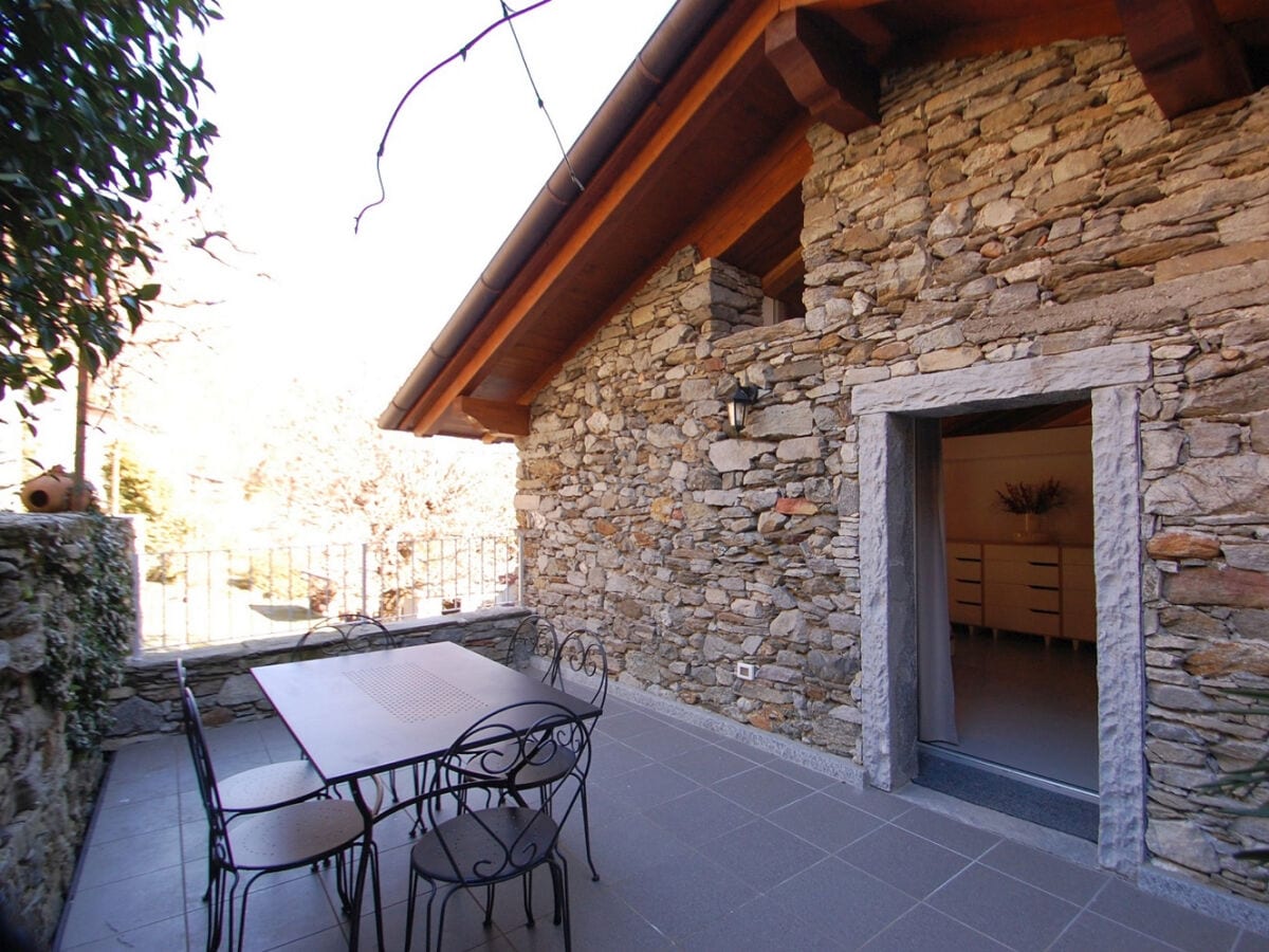 Ca. 15 m² große Terrasse mit Sicht auf die Berge