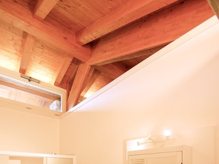 Modernes, freundliches Bad mit Dusche