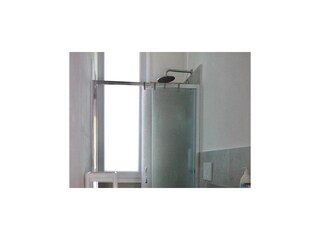 Badezimmer mit Dusche, Bidet und Fenster