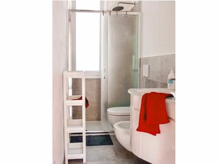 Badezimmer mit Dusche, Bidet und Fenster