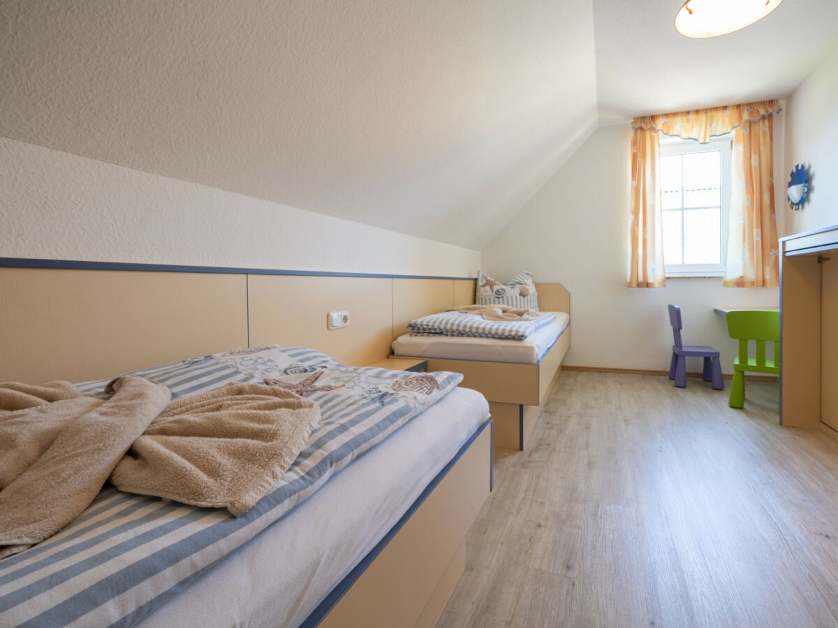 Schalfzimmer 2 mit zwei Einzelbetten, Wandbett und Spielecke