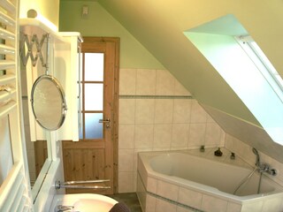 Bad im DG mit Badewanne