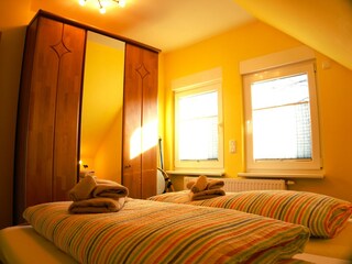 SZ mit Doppelbett im DG im Morgenlicht