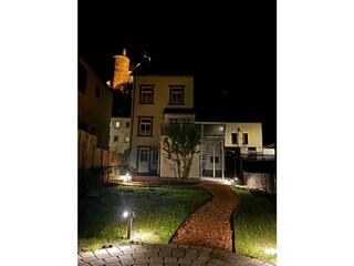 Blick aus dem Garten auf die Bertradaburg