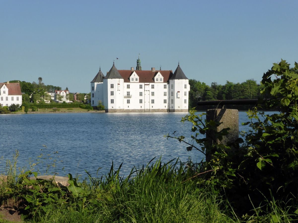 Das Wasserschloß mit um-wanderbarem Schloßsee