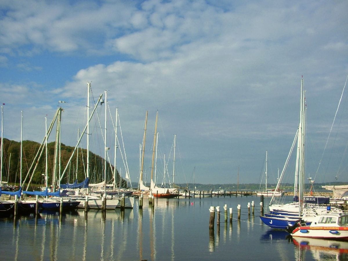 Der Yachthafen (ca. 5 min zu Fuß am Strand entlang)