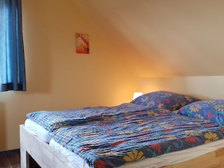 2. Schlafraum oben mit Sitzecke und Fernseher