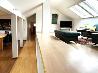 Blick Richtung großes Schlafzimmer; rechts Wohnpodest;