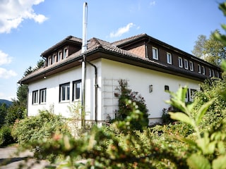 Blumenhof vom Einfahrtsbereich