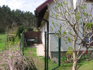 Terrasse mit Zaun und Tür