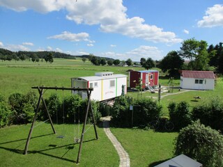 Außenanlage (NEU: Übernachten im Zirkuswagen!)