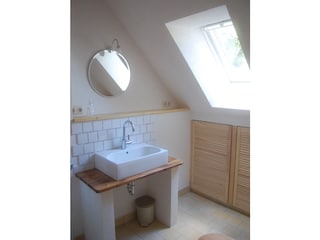 Badezimmer mit Dusche und WC