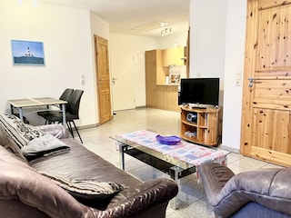 Wohnzimmer mit Blick aus Essbereich und Küche