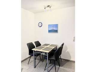 Esstisch mit Drehstühlen