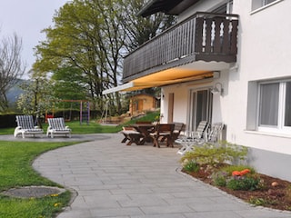 Terrasse mit Liegewiese