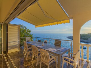 Wohnzimmer mit großem Balkon und Markise