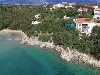 Villa by the sea, upper apartment marked with arrow