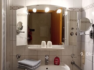 Bad mit Dusche, Schminkspiegel, Föhn