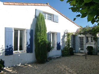 Romantisches Mühlenhaus auf der Klippe mit Garten