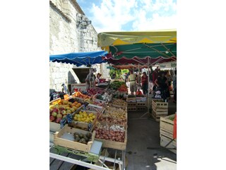 Der typisch französische Markt ist 5 Minuten zu Fuss