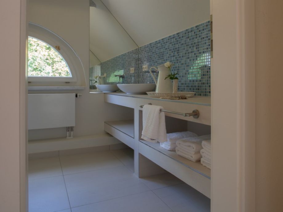 badezimmer mit grossem waschtisch badewanne und dusche