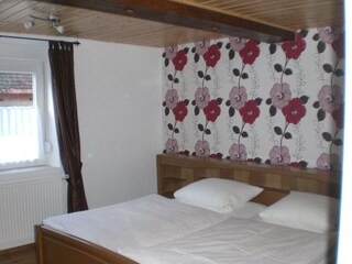 Schlafzimmer mit Doppelbett